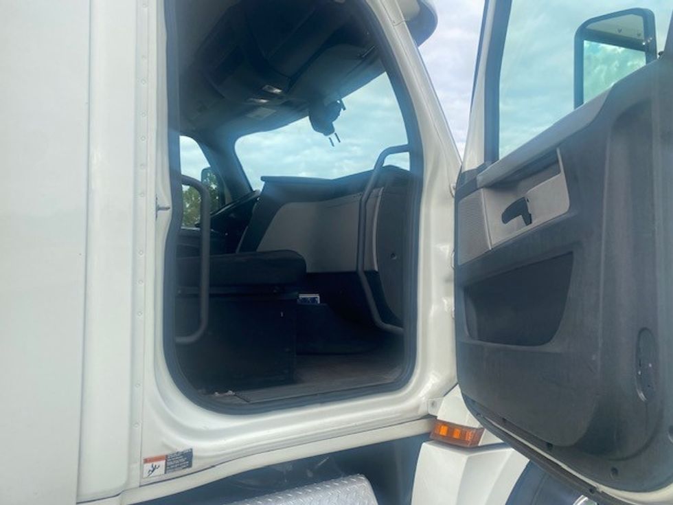 Day Cab Tractor-Heavy Duty Tractors-Freightliner-2018-T12664ST-King Of Prussia-PA-452,381\n\t\tmiles-$ 37,500 - Image 12