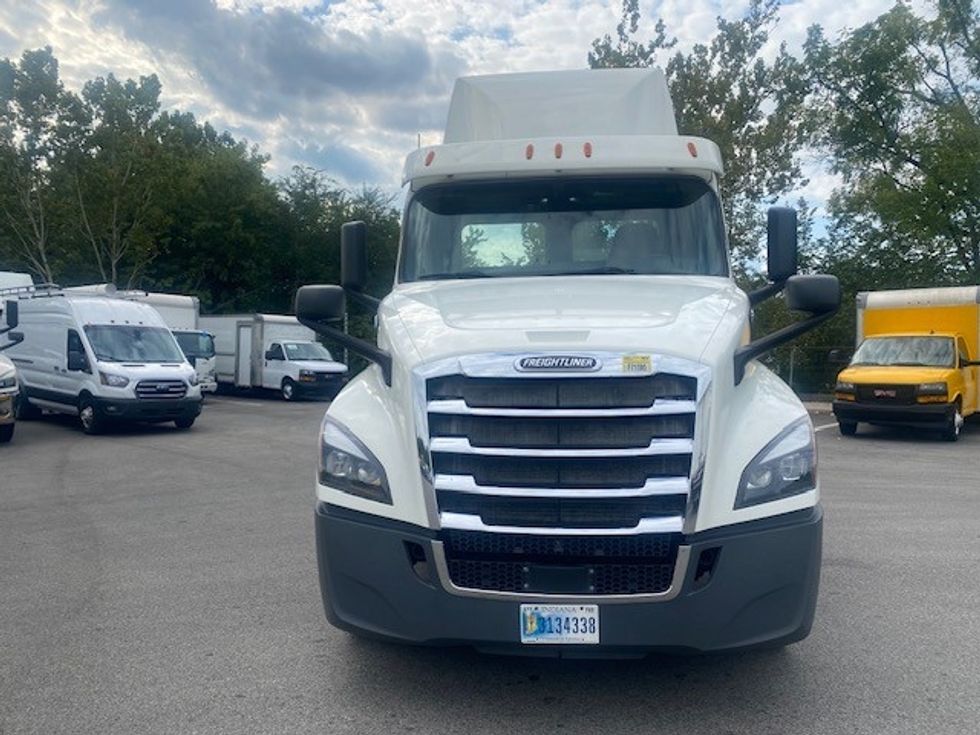 Day Cab Tractor-Heavy Duty Tractors-Freightliner-2018-T12664ST-King Of Prussia-PA-452,381\n\t\tmiles-$ 37,500 - Image 2