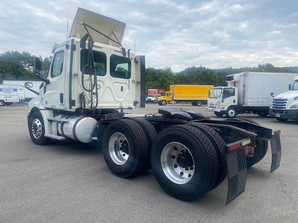 Day Cab Tractor-Heavy Duty Tractors-Freightliner-2018-T12664ST-King Of Prussia-PA-452,381\n\t\tmiles-$ 37,500 - Image 5