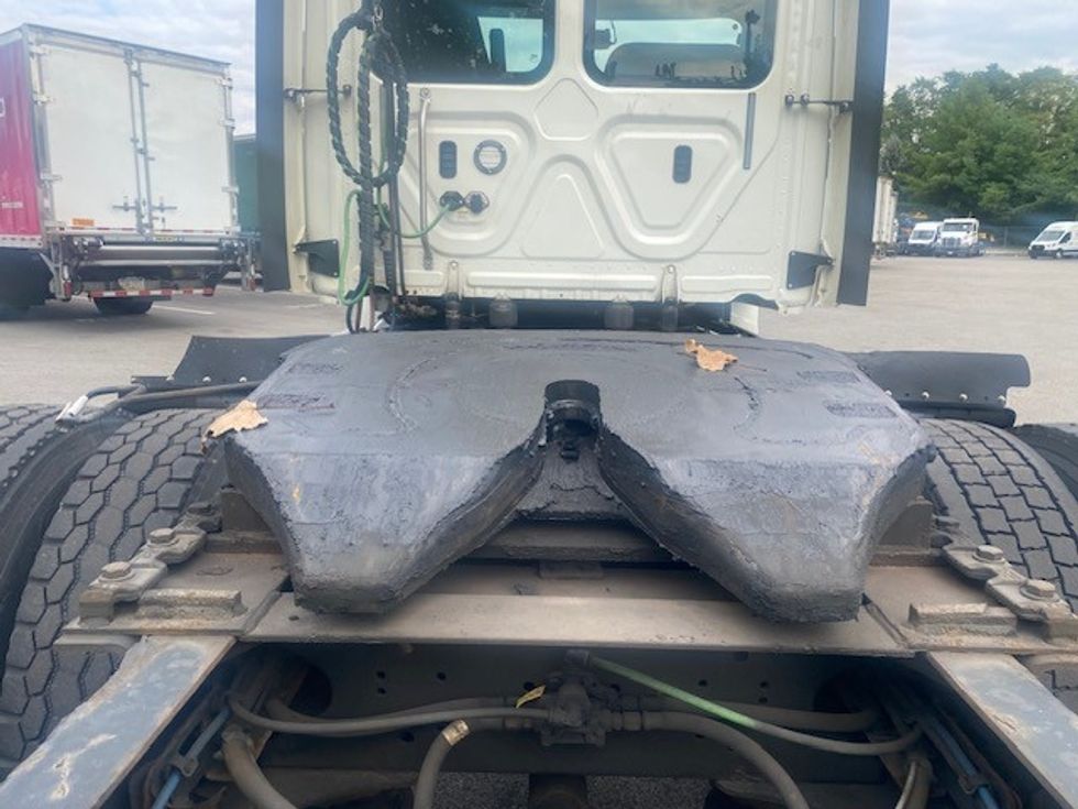 Day Cab Tractor-Heavy Duty Tractors-Freightliner-2018-T12664ST-King Of Prussia-PA-452,381\n\t\tmiles-$ 37,500 - Image 6