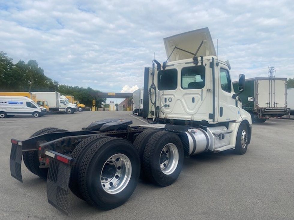 Day Cab Tractor-Heavy Duty Tractors-Freightliner-2018-T12664ST-King Of Prussia-PA-452,381\n\t\tmiles-$ 37,500 - Image 7