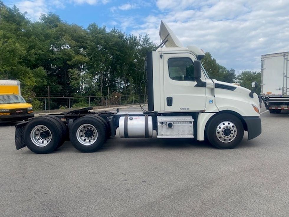 Day Cab Tractor-Heavy Duty Tractors-Freightliner-2018-T12664ST-King Of Prussia-PA-452,381\n\t\tmiles-$ 37,500 - Image 8