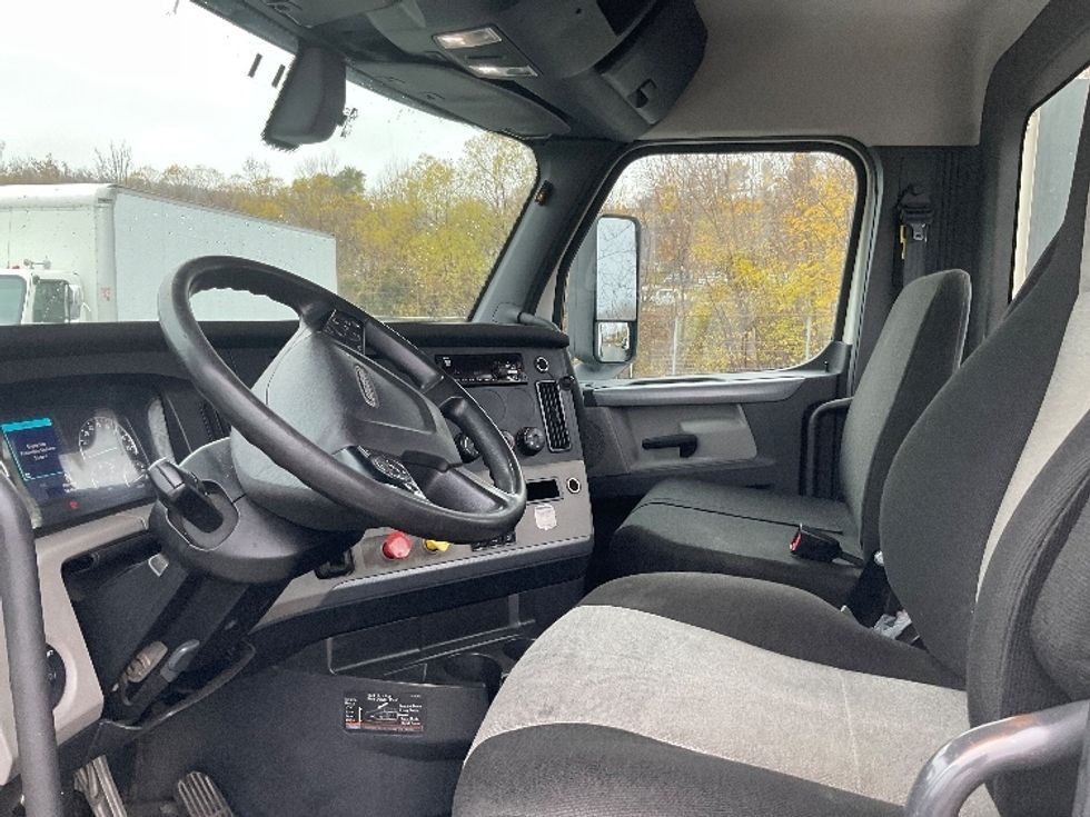 Day Cab Tractor-Heavy Duty Tractors-Freightliner-2018-T12664ST-King Of Prussia-PA-477,194\n\t\tmiles-$ 35,000 - Image 10