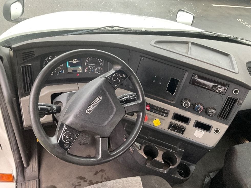Day Cab Tractor-Heavy Duty Tractors-Freightliner-2018-T12664ST-King Of Prussia-PA-477,194\n\t\tmiles-$ 35,000 - Image 11