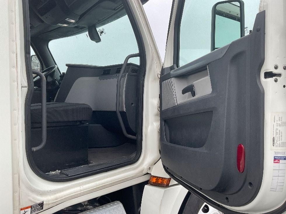 Day Cab Tractor-Heavy Duty Tractors-Freightliner-2018-T12664ST-King Of Prussia-PA-477,194\n\t\tmiles-$ 35,000 - Image 12