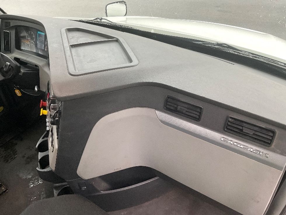 Day Cab Tractor-Heavy Duty Tractors-Freightliner-2018-T12664ST-King Of Prussia-PA-477,194\n\t\tmiles-$ 35,000 - Image 13