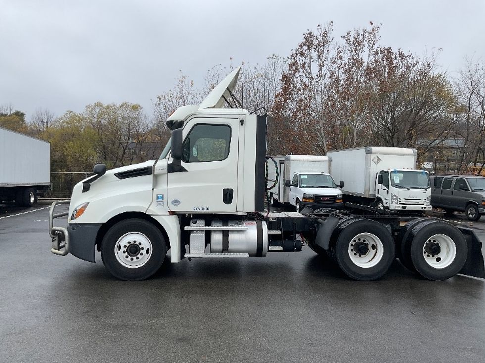 Day Cab Tractor-Heavy Duty Tractors-Freightliner-2018-T12664ST-King Of Prussia-PA-477,194\n\t\tmiles-$ 35,000 - Image 4