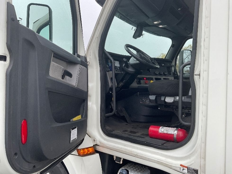Day Cab Tractor-Heavy Duty Tractors-Freightliner-2018-T12664ST-King Of Prussia-PA-477,194\n\t\tmiles-$ 35,000 - Image 9