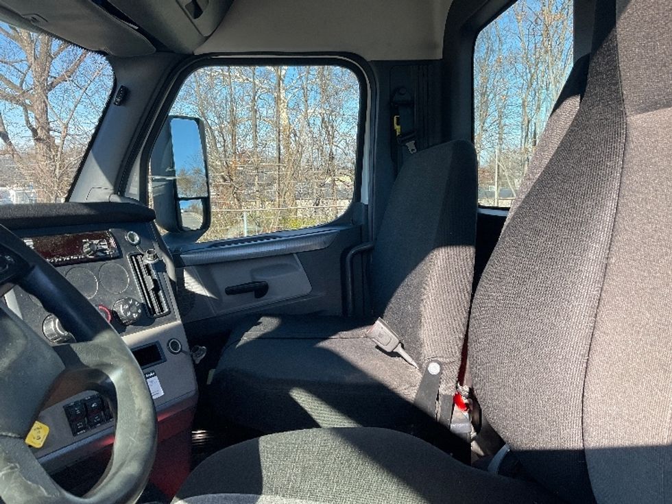 Day Cab Tractor-Heavy Duty Tractors-Freightliner-2018-T12664ST-King Of Prussia-PA-487,946\n\t\tmiles-$ 34,500 - Image 10