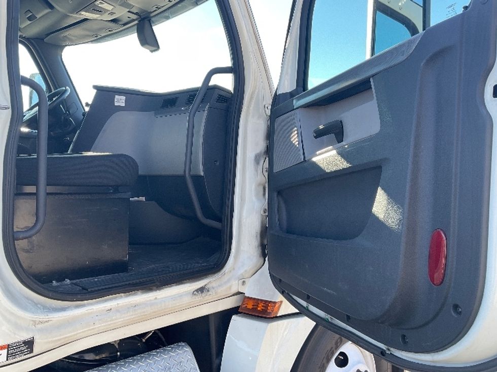 Day Cab Tractor-Heavy Duty Tractors-Freightliner-2018-T12664ST-King Of Prussia-PA-487,946\n\t\tmiles-$ 34,500 - Image 12