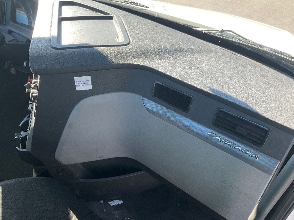 Day Cab Tractor-Heavy Duty Tractors-Freightliner-2018-T12664ST-King Of Prussia-PA-487,946\n\t\tmiles-$ 34,500 - Image 13