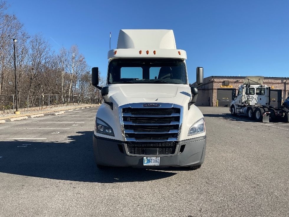 Day Cab Tractor-Heavy Duty Tractors-Freightliner-2018-T12664ST-King Of Prussia-PA-487,946\n\t\tmiles-$ 34,500 - Image 2