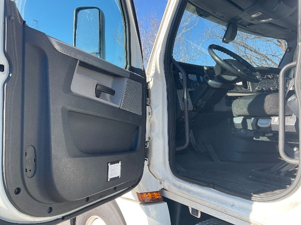 Day Cab Tractor-Heavy Duty Tractors-Freightliner-2018-T12664ST-King Of Prussia-PA-487,946\n\t\tmiles-$ 34,500 - Image 9