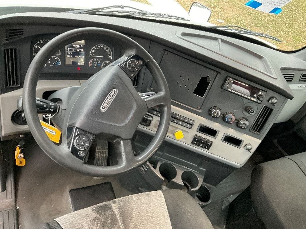Day Cab Tractor-Heavy Duty Tractors-Freightliner-2018-T12664ST-King Of Prussia-PA-608,179\n\t\tmiles-$ 27,250 - Image 10