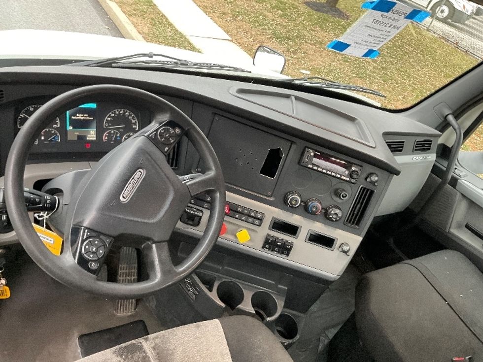 Day Cab Tractor-Heavy Duty Tractors-Freightliner-2018-T12664ST-King Of Prussia-PA-608,179\n\t\tmiles-$ 27,250 - Image 11