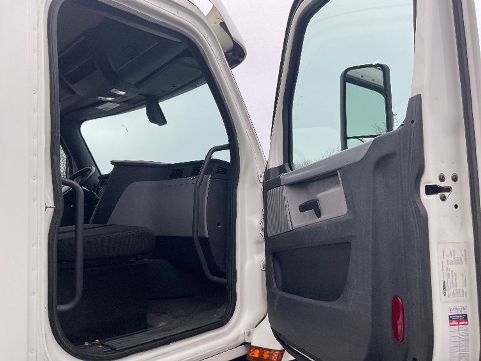 Day Cab Tractor-Heavy Duty Tractors-Freightliner-2018-T12664ST-King Of Prussia-PA-608,179\n\t\tmiles-$ 27,250 - Image 12