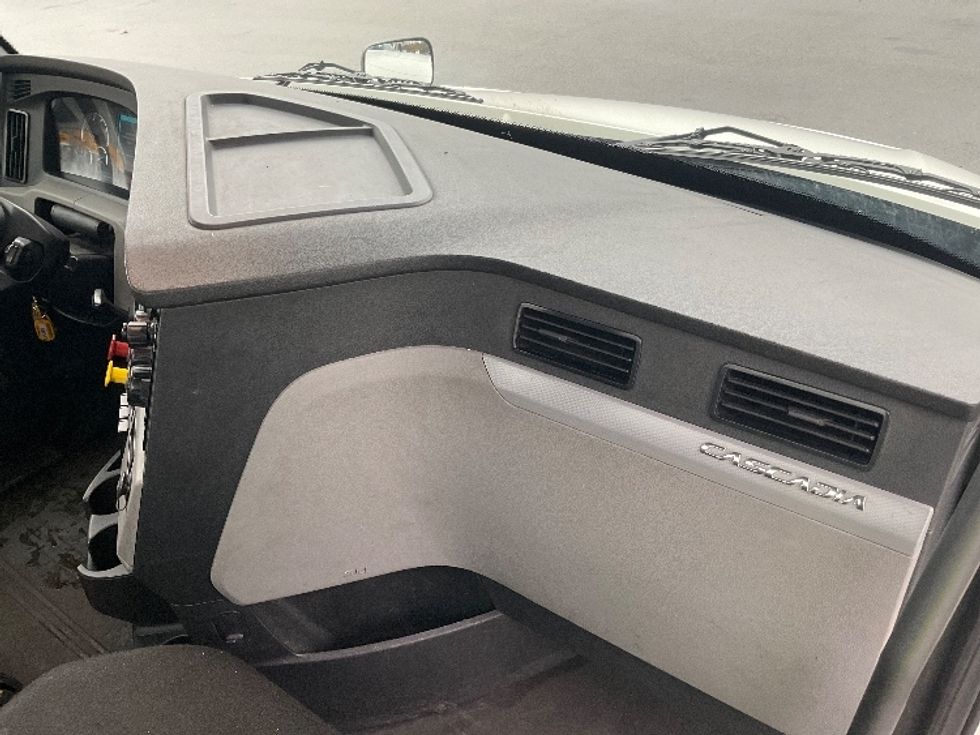 Day Cab Tractor-Heavy Duty Tractors-Freightliner-2018-T12664ST-King Of Prussia-PA-608,179\n\t\tmiles-$ 27,250 - Image 13