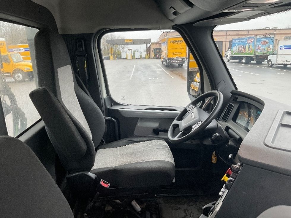 Day Cab Tractor-Heavy Duty Tractors-Freightliner-2018-T12664ST-King Of Prussia-PA-608,179\n\t\tmiles-$ 27,250 - Image 14