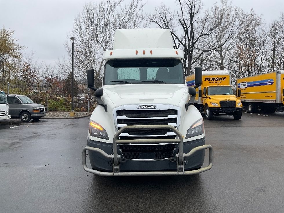 Day Cab Tractor-Heavy Duty Tractors-Freightliner-2018-T12664ST-King Of Prussia-PA-608,179\n\t\tmiles-$ 27,250 - Image 2