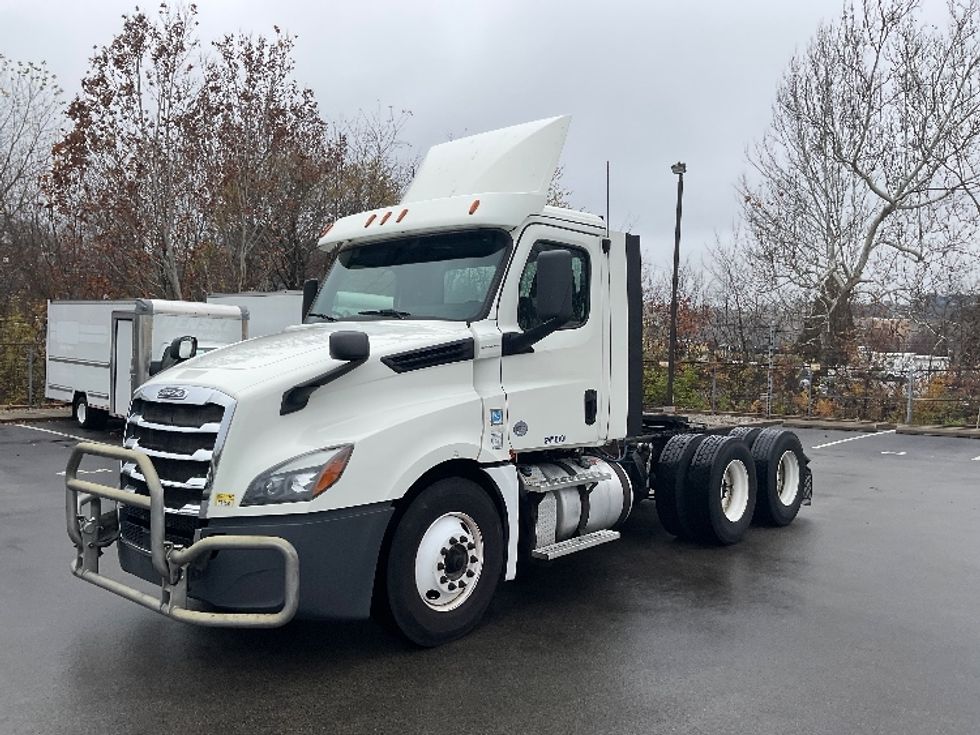 Day Cab Tractor-Heavy Duty Tractors-Freightliner-2018-T12664ST-King Of Prussia-PA-608,179\n\t\tmiles-$ 27,250 - Image 3