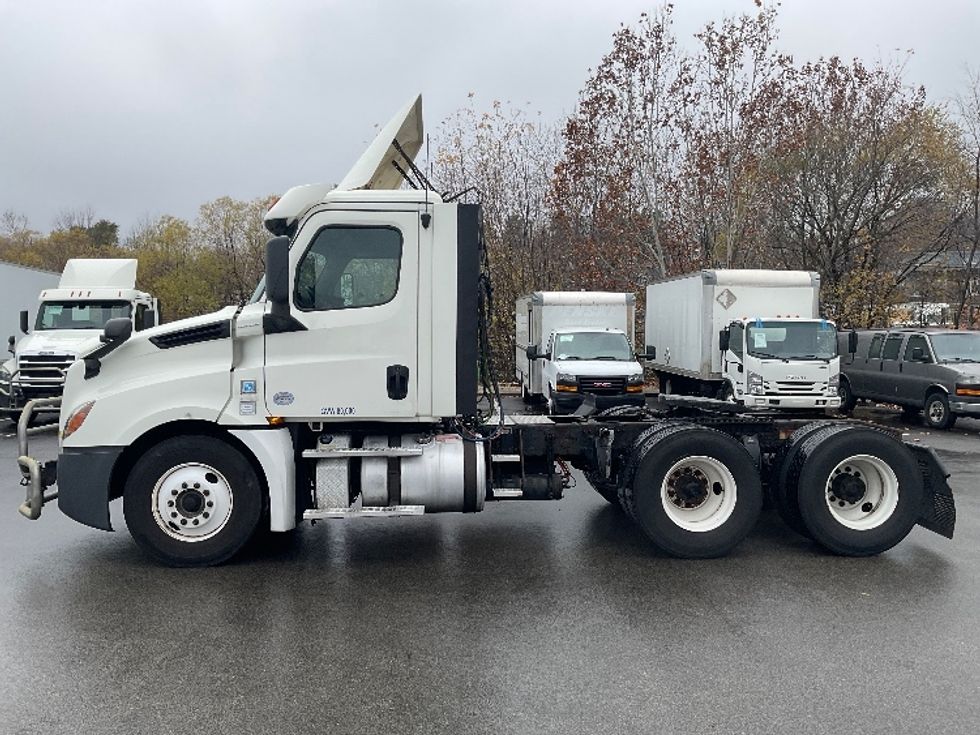 Day Cab Tractor-Heavy Duty Tractors-Freightliner-2018-T12664ST-King Of Prussia-PA-608,179\n\t\tmiles-$ 27,250 - Image 4