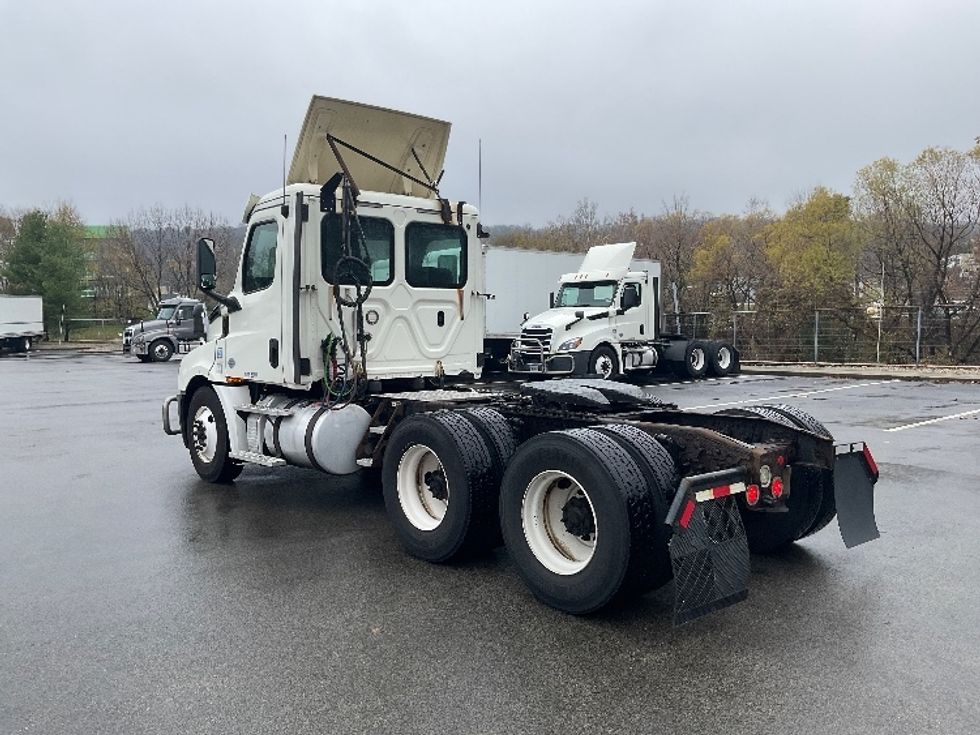 Day Cab Tractor-Heavy Duty Tractors-Freightliner-2018-T12664ST-King Of Prussia-PA-608,179\n\t\tmiles-$ 27,250 - Image 5