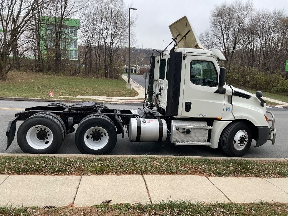 Day Cab Tractor-Heavy Duty Tractors-Freightliner-2018-T12664ST-King Of Prussia-PA-608,179\n\t\tmiles-$ 27,250 - Image 8