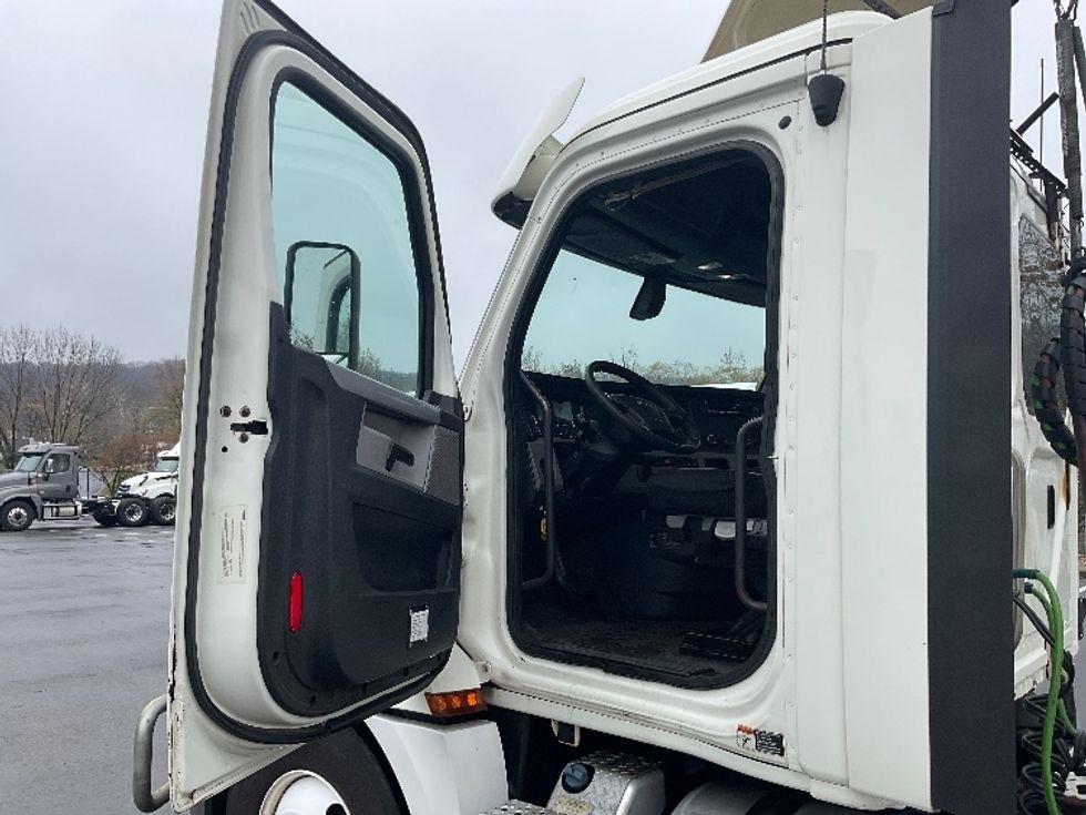 Day Cab Tractor-Heavy Duty Tractors-Freightliner-2018-T12664ST-King Of Prussia-PA-608,179\n\t\tmiles-$ 27,250 - Image 9