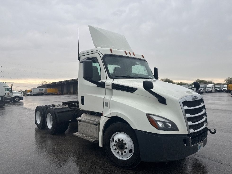 Day Cab Tractor-Heavy Duty Tractors-Freightliner-2018-T12664ST-La Porte-IN-443,215\n\t\tmiles-$ 31,250 - Image 1