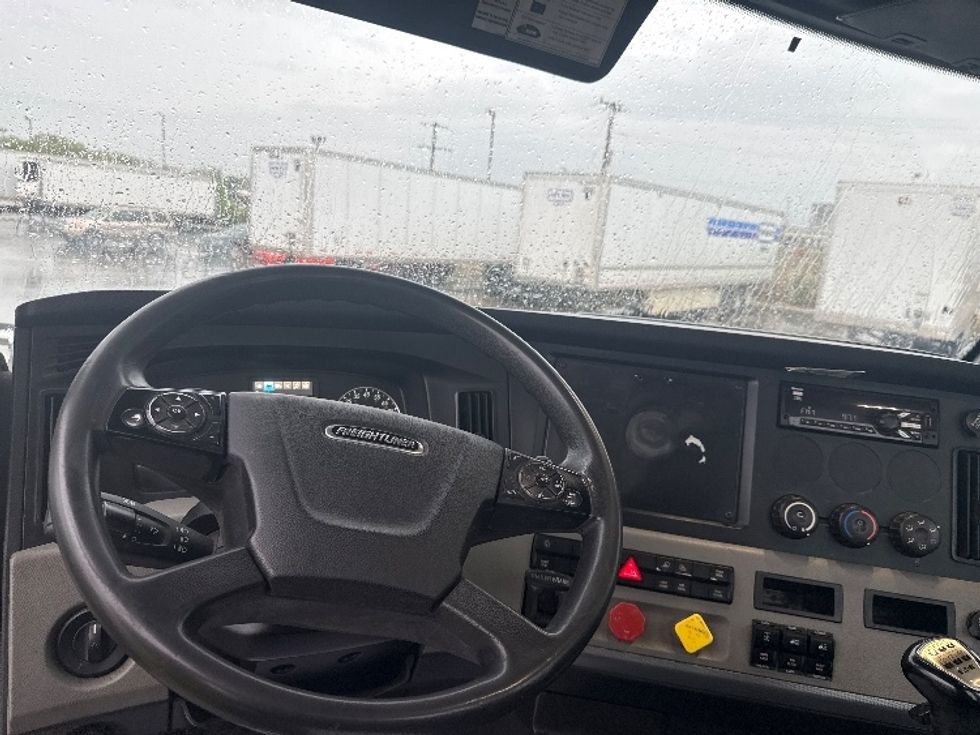 Day Cab Tractor-Heavy Duty Tractors-Freightliner-2018-T12664ST-La Porte-IN-443,215\n\t\tmiles-$ 31,250 - Image 11