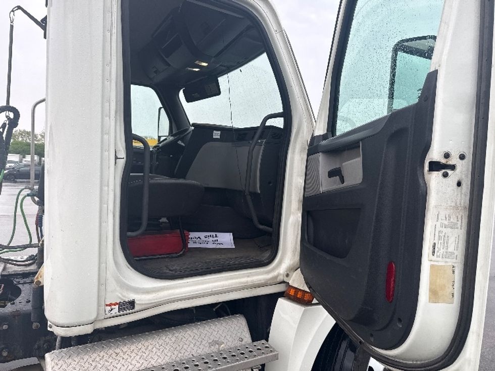 Day Cab Tractor-Heavy Duty Tractors-Freightliner-2018-T12664ST-La Porte-IN-443,215\n\t\tmiles-$ 31,250 - Image 12