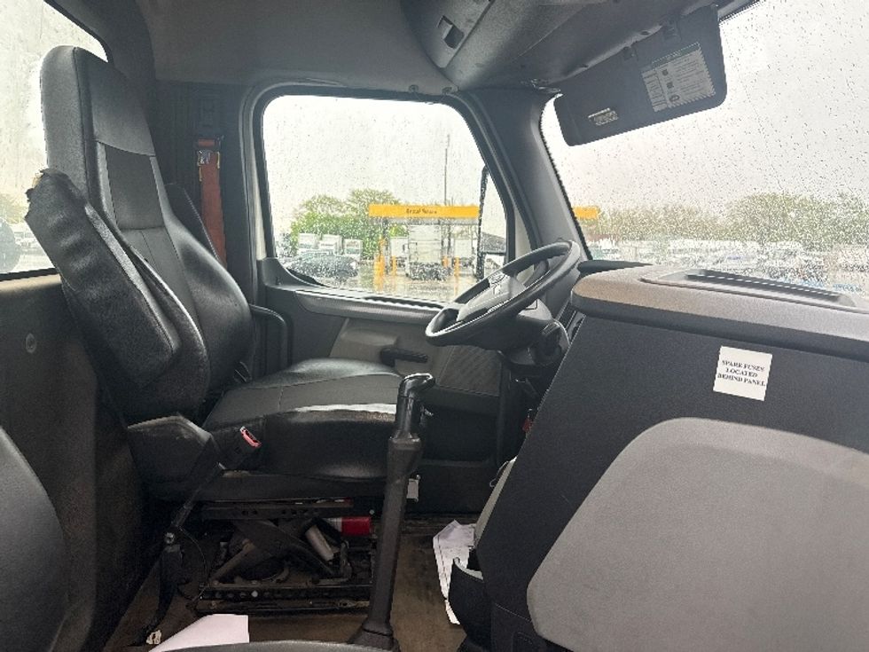 Day Cab Tractor-Heavy Duty Tractors-Freightliner-2018-T12664ST-La Porte-IN-443,215\n\t\tmiles-$ 31,250 - Image 14