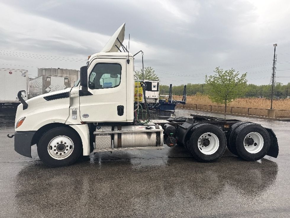 Day Cab Tractor-Heavy Duty Tractors-Freightliner-2018-T12664ST-La Porte-IN-443,215\n\t\tmiles-$ 31,250 - Image 4
