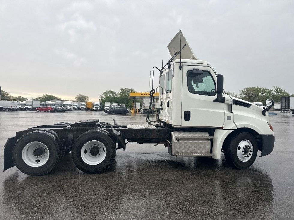 Day Cab Tractor-Heavy Duty Tractors-Freightliner-2018-T12664ST-La Porte-IN-443,215\n\t\tmiles-$ 31,250 - Image 8