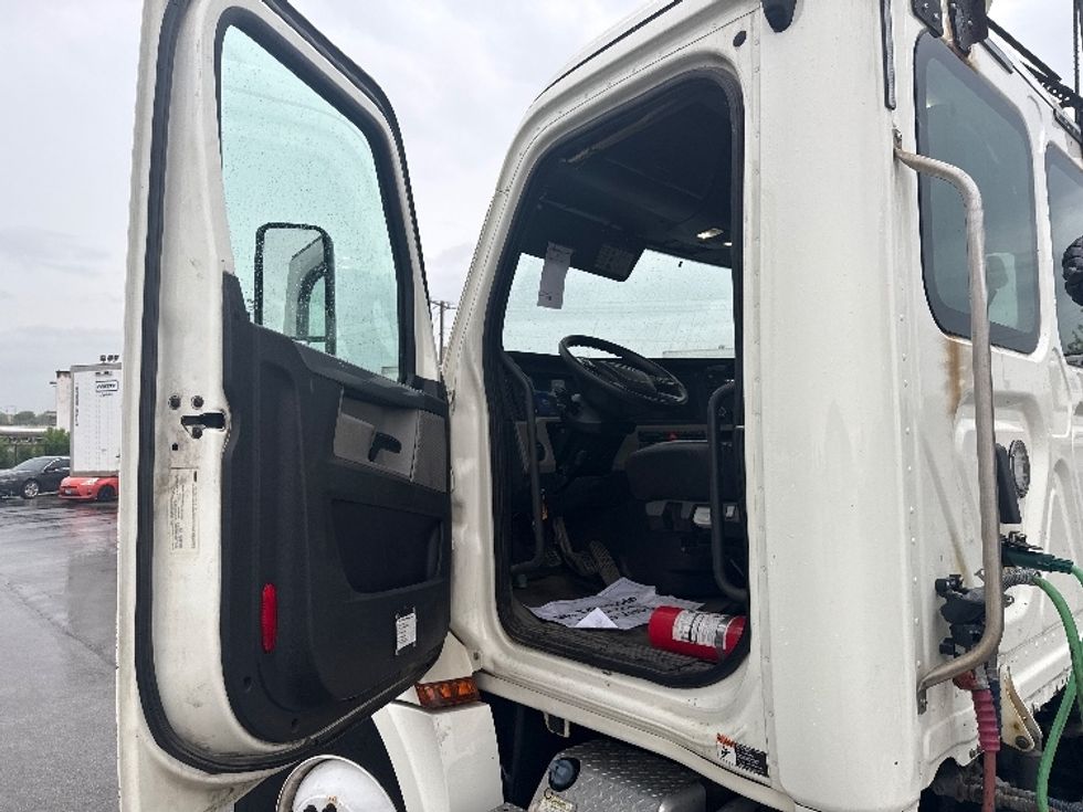 Day Cab Tractor-Heavy Duty Tractors-Freightliner-2018-T12664ST-La Porte-IN-443,215\n\t\tmiles-$ 31,250 - Image 9