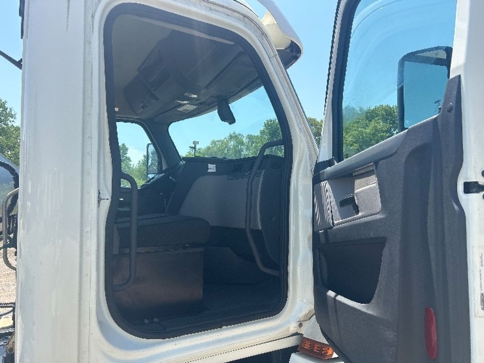 Day Cab Tractor-Heavy Duty Tractors-Freightliner-2018-T12664ST-La Porte-IN-458,118\n\t\tmiles-$ 35,000 - Image 12