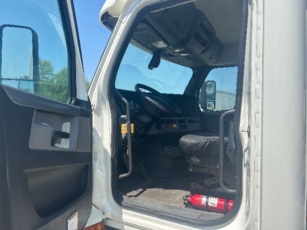 Day Cab Tractor-Heavy Duty Tractors-Freightliner-2018-T12664ST-La Porte-IN-458,118\n\t\tmiles-$ 35,000 - Image 9