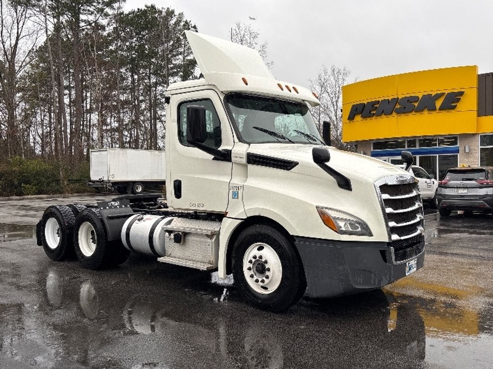 Day Cab Tractor-Heavy Duty Tractors-Freightliner-2018-T12664ST-Ladson-SC-348,725\n\t\tmiles-$ 43,000 - Image 1