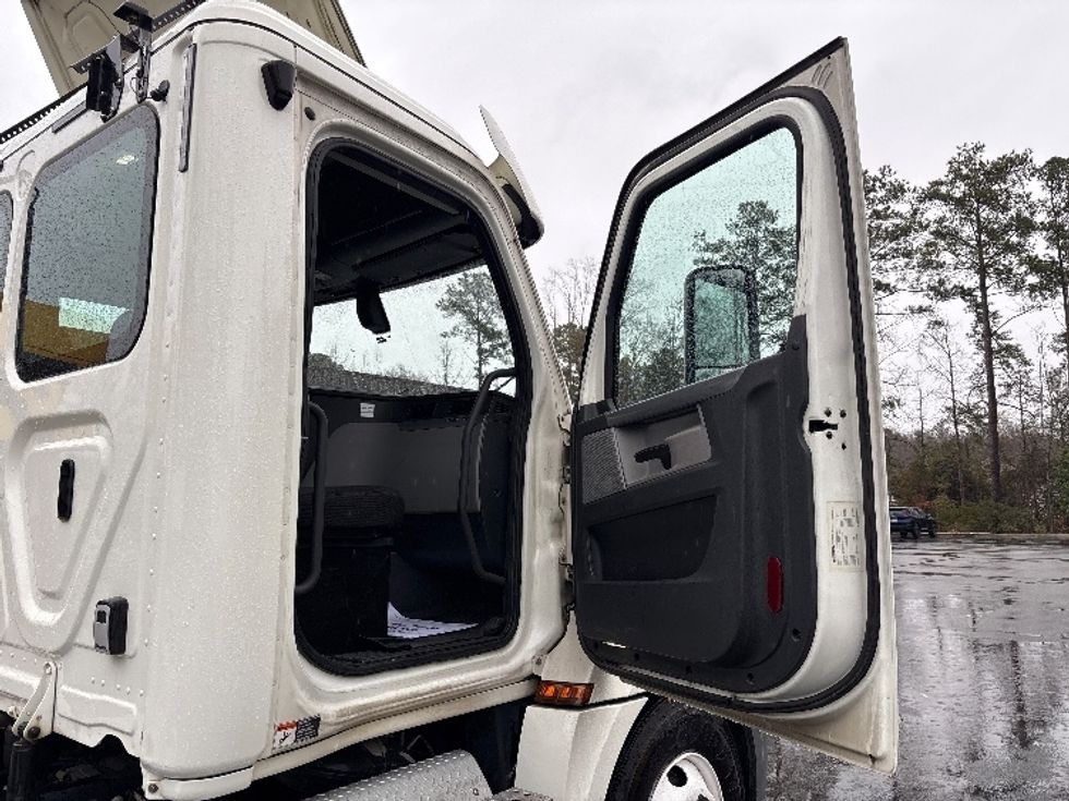 Day Cab Tractor-Heavy Duty Tractors-Freightliner-2018-T12664ST-Ladson-SC-348,725\n\t\tmiles-$ 43,000 - Image 12