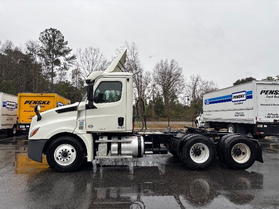 Day Cab Tractor-Heavy Duty Tractors-Freightliner-2018-T12664ST-Ladson-SC-348,725\n\t\tmiles-$ 43,000 - Image 4