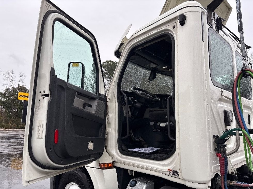 Day Cab Tractor-Heavy Duty Tractors-Freightliner-2018-T12664ST-Ladson-SC-348,725\n\t\tmiles-$ 43,000 - Image 9