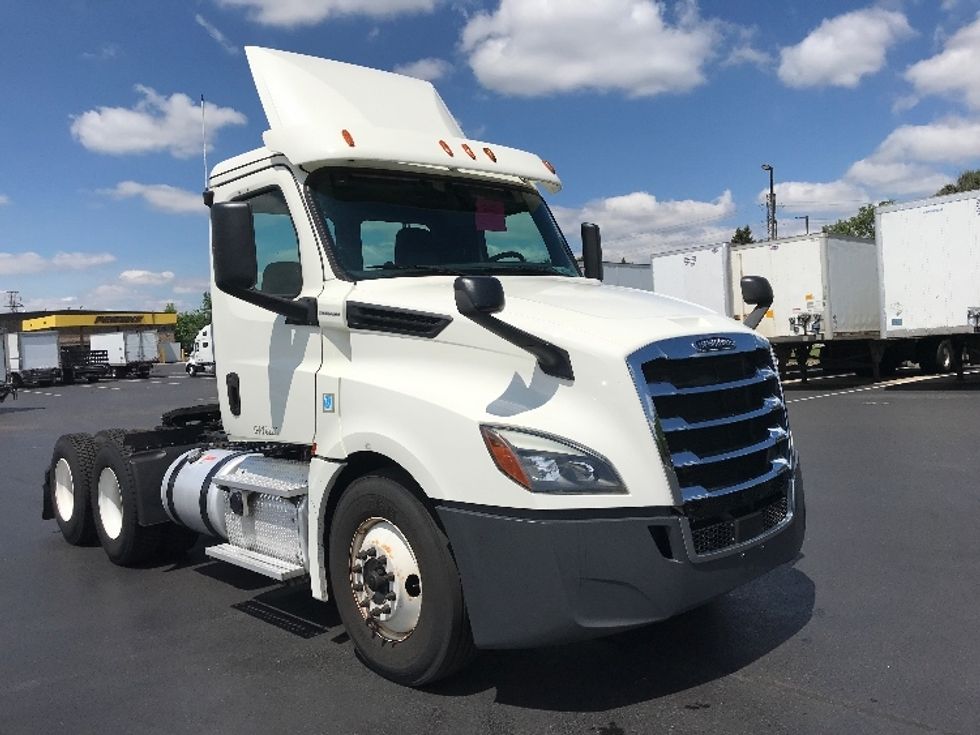 Day Cab Tractor-Heavy Duty Tractors-Freightliner-2018-T12664ST-Lancaster-PA-341,344\n\t\tmiles-$ 42,750 - Image 1