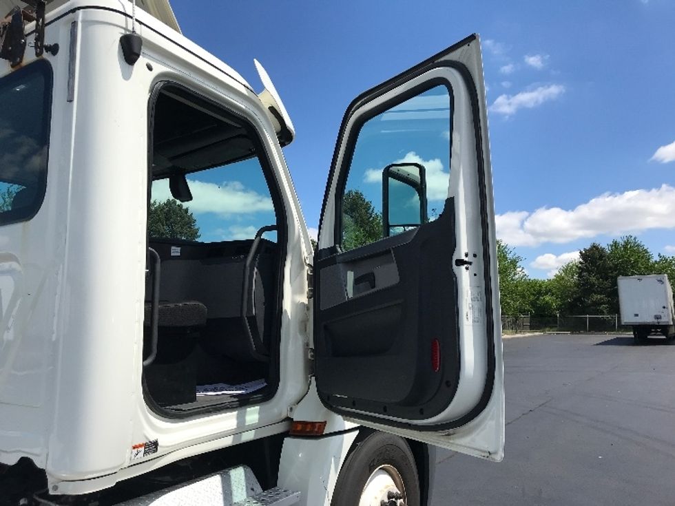 Day Cab Tractor-Heavy Duty Tractors-Freightliner-2018-T12664ST-Lancaster-PA-341,344\n\t\tmiles-$ 42,750 - Image 12