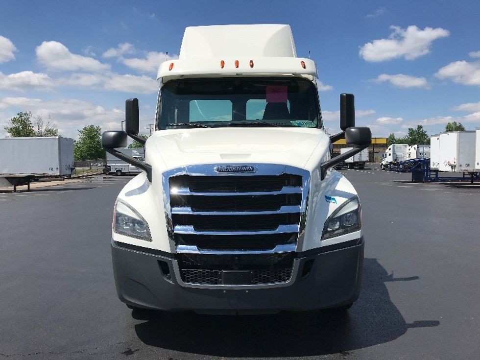 Day Cab Tractor-Heavy Duty Tractors-Freightliner-2018-T12664ST-Lancaster-PA-341,344\n\t\tmiles-$ 42,750 - Image 2