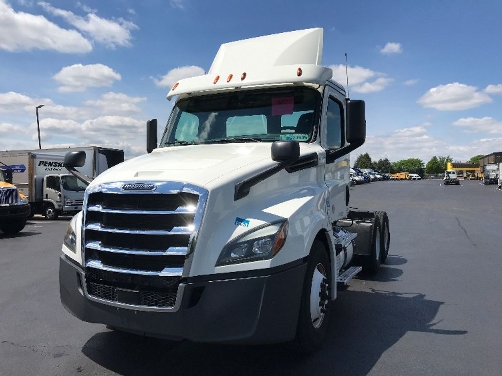 Day Cab Tractor-Heavy Duty Tractors-Freightliner-2018-T12664ST-Lancaster-PA-341,344\n\t\tmiles-$ 42,750 - Image 3