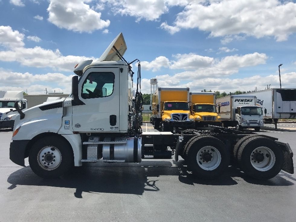 Day Cab Tractor-Heavy Duty Tractors-Freightliner-2018-T12664ST-Lancaster-PA-341,344\n\t\tmiles-$ 42,750 - Image 4