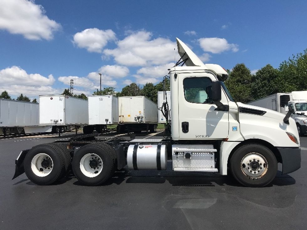 Day Cab Tractor-Heavy Duty Tractors-Freightliner-2018-T12664ST-Lancaster-PA-341,344\n\t\tmiles-$ 42,750 - Image 8