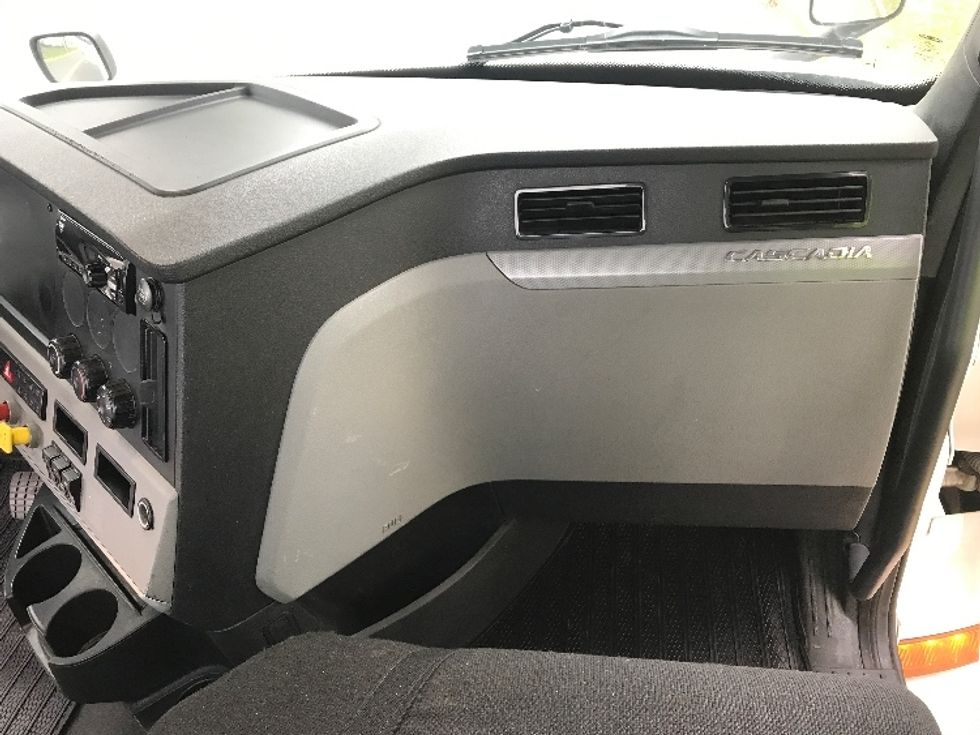 Day Cab Tractor-Heavy Duty Tractors-Freightliner-2018-T12664ST-Lancaster-PA-380,041\n\t\tmiles-$ 45,500 - Image 13