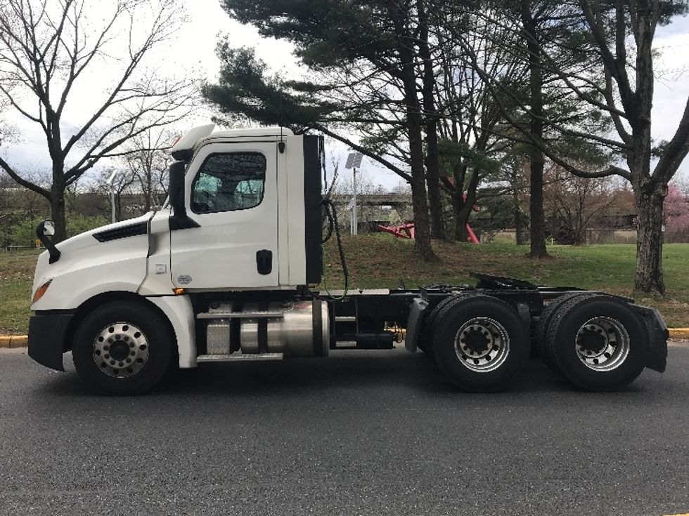 Day Cab Tractor-Heavy Duty Tractors-Freightliner-2018-T12664ST-Lancaster-PA-380,041\n\t\tmiles-$ 45,500 - Image 4