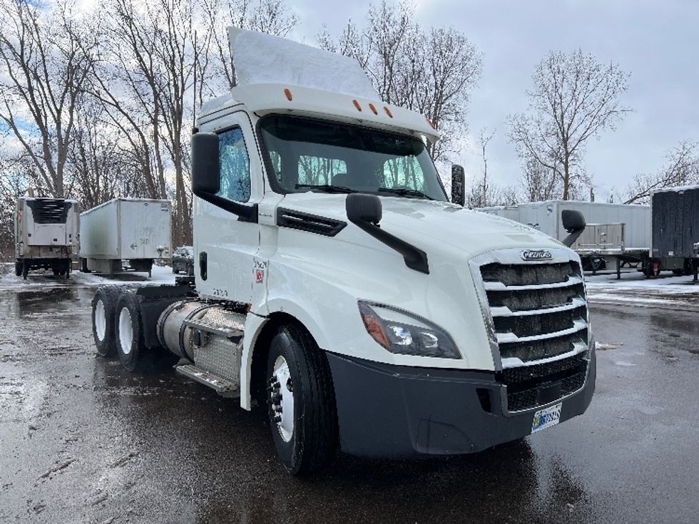 Day Cab Tractor-Heavy Duty Tractors-Freightliner-2018-T12664ST-Lansing-MI-362,600\n\t\tmiles-$ 46,750 - Image 1
